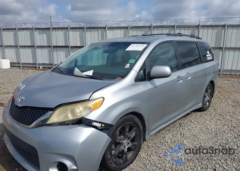 2013 Toyota Sienna Se 8 Passenger z USA, uszkodzony, nr VIN 5TDXK3DC1DS290542